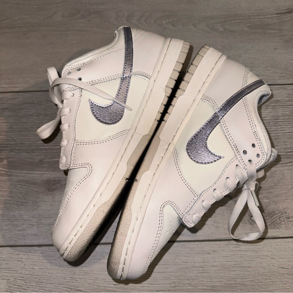 Nike Women's Sneakers in Cream and Gray - Picture 9 of 12